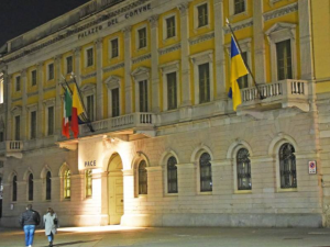 palazzo Frizzoni con bandiera ucraina
