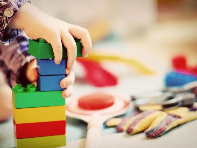 mani di bambino che giocano